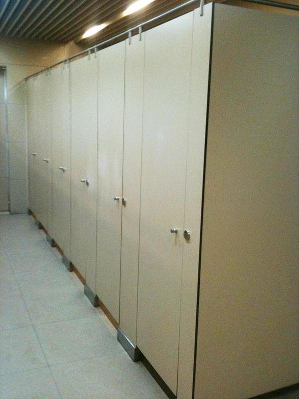 แผงกั้นห้องน้ำกันน้ำ 25 มม. แกนอลูมิเนียมรังผึ้งสำหรับประตู